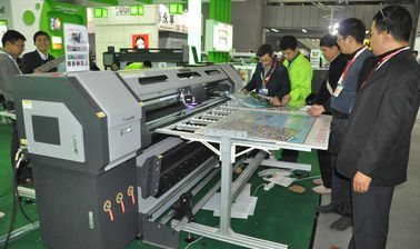 中国 紫外線印字機、CMYK の紫外線平面印字機を転がすロール サプライヤー