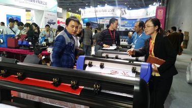 中国 屑のフィード ローラーと低雑音広告のカッターの作図装置機械 サプライヤー